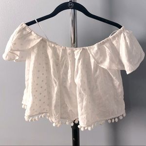 Cute & cropped! Club Monaco Swiss dot crop top 🤍